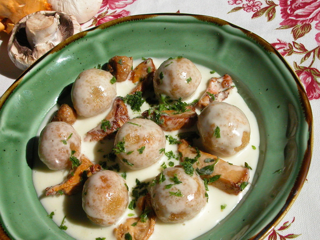 Palline di patate e funghi con fonduta di taleggio