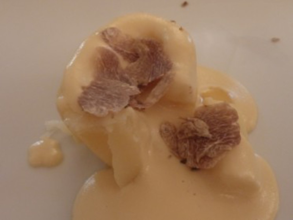 Patata novella all' uovo, piccola gratinatura al parmigiano col tartufo d' Alba.