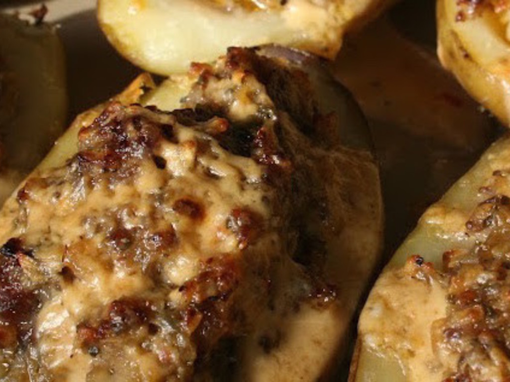 Patate ripiene con salsiccia
