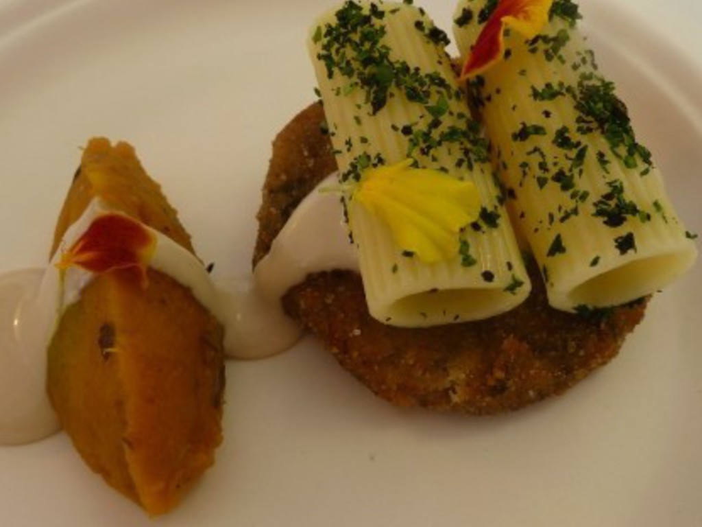 Prosperità: Tortino croccante di coste con paté di funghi porcini e salsa orientale, gioco di maccheroni ed erbe di campo.