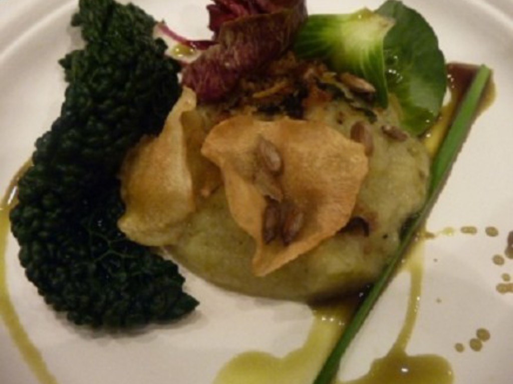 Radici croccanti in purea, cavolo nero appassito, olio di zucca
