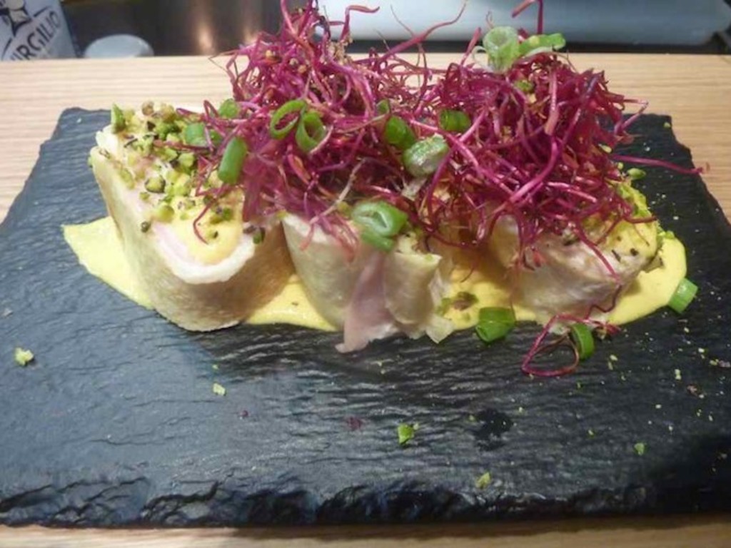 Rotelline di crespelle allo zafferano con mascarpone, mortadella e pistacchi