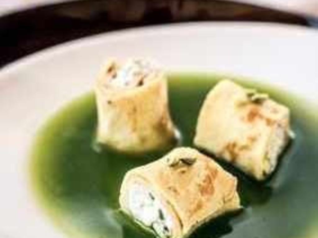Rotoli di crepes, ricotta e pistacchi su brodo di spinaci