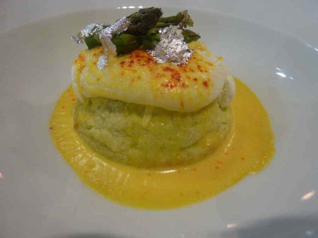 Sformatino di asparagi allo zafferano con uova in camicia , colata al grana padano e foglie d'argento