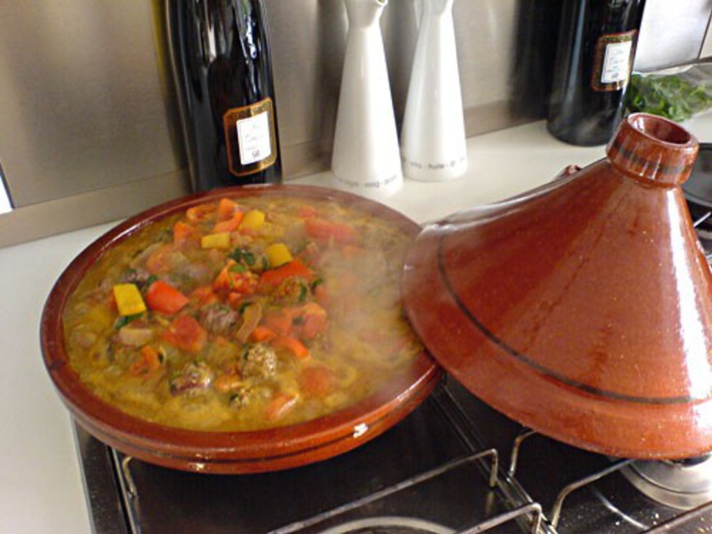 Tajine di peperoni, patate e ceci, con olive verdi e limoni marocchini