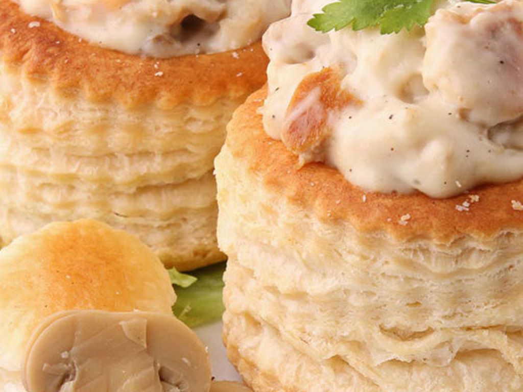 Vol au vent ripieno di champignon con salsa all' aneto