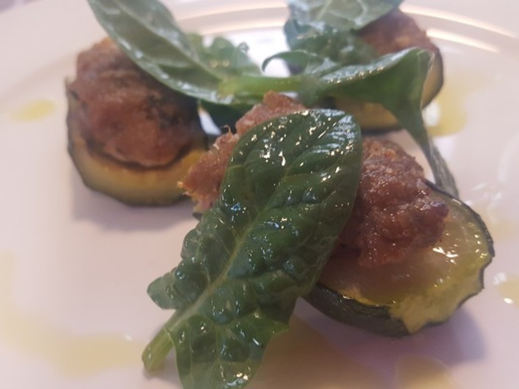 Zucchine ripiene di vitello e prosciutto cotto ed erbe aromatiche