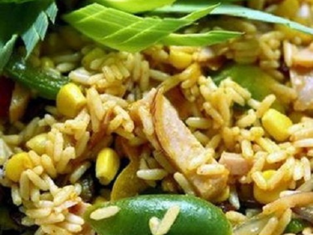 Insalata di riso con curry, pollo e mais