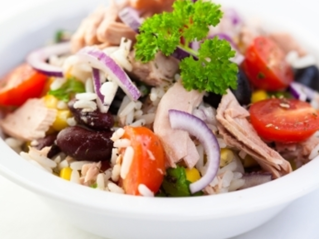 Insalata di riso con tonno, pomodorini e olive