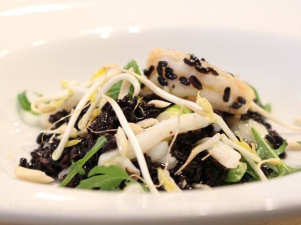 Insalata di riso Venere con tagliatelle di seppia e gamberi al profumo di erbe  aromatiche