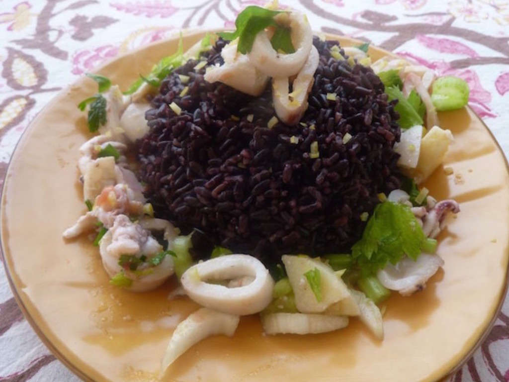 Insalata di riso Venere e insalatina di calamari