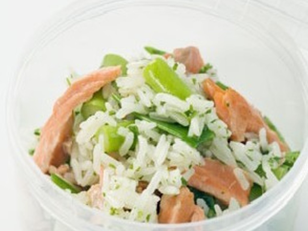 Insalata di riso, fagiolini e salmone