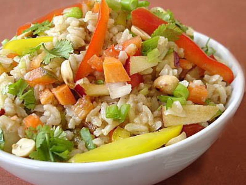 Insalata di riso, grana, noccciole tostate e verdure miste