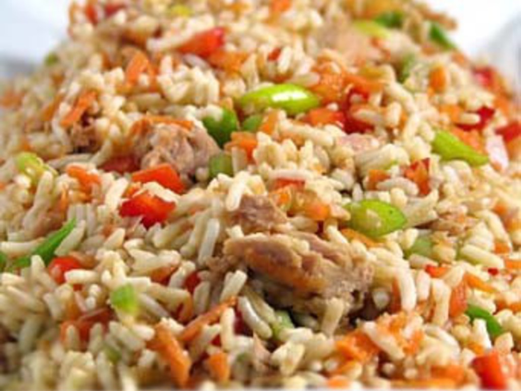 Insalata di riso, tonno e verdure grigliate miste
