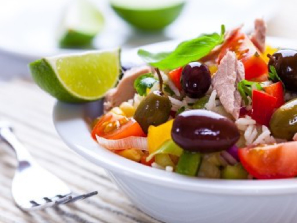Insalata di riso, tonno, cipollotti, peperoni, olive e pomodori