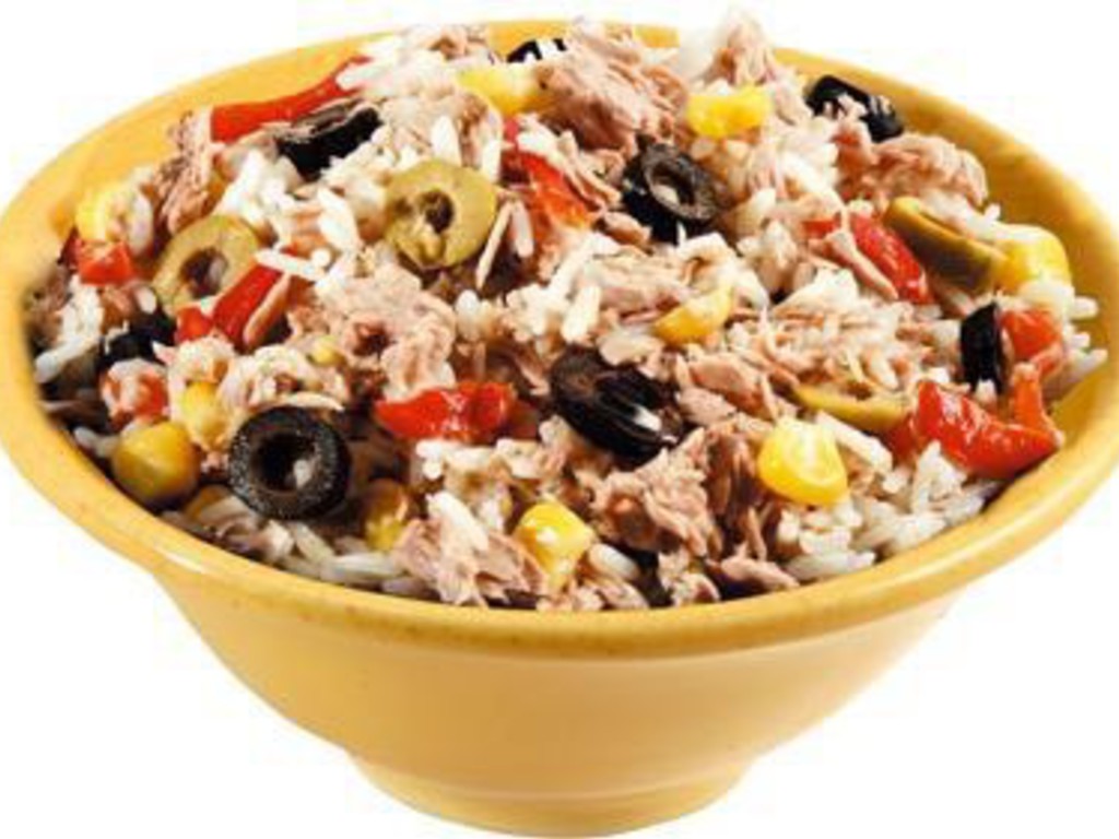 Insalata di riso, tonno, mais, olive snocciolate e pomodori