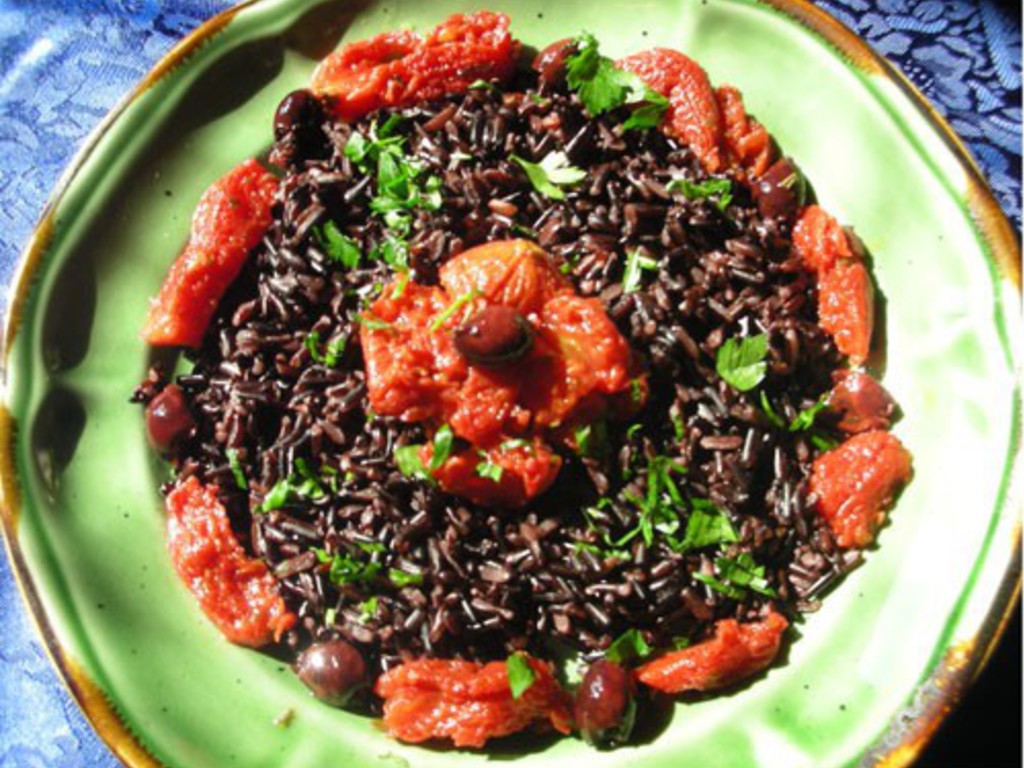 Riso Venere con pomodorini confit e olive al forno
