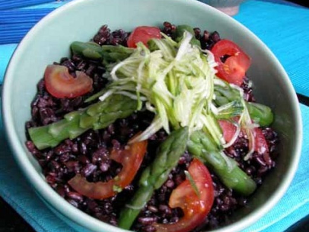 Insalata di riso Venere, asparagi, pomodorini e zucchine