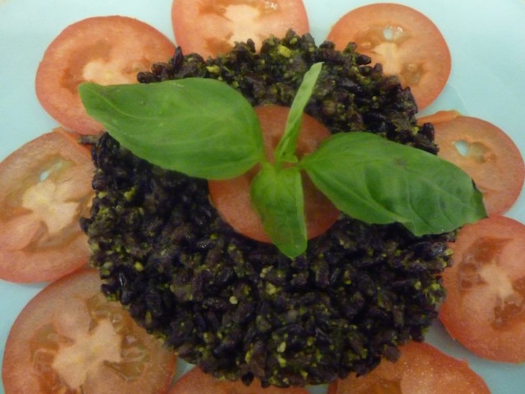 Insalata di riso Venere, pesto e pomodorini