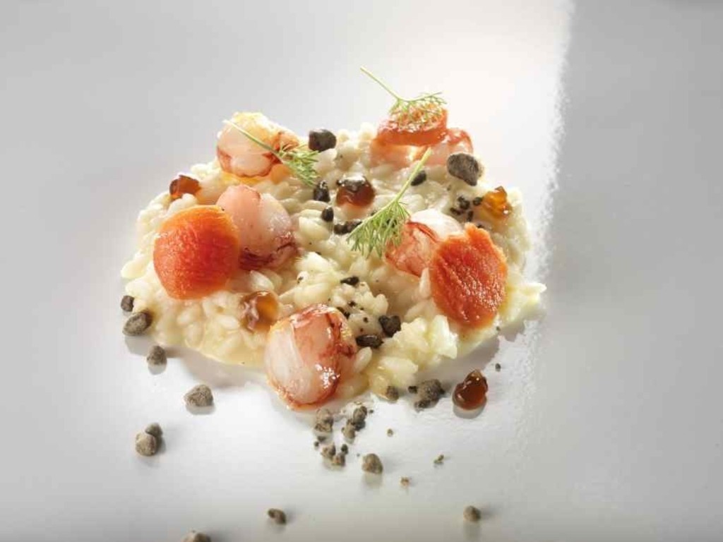 IL RISO, cotto in acqua di pomodoro, gamberi rossi, olive nere