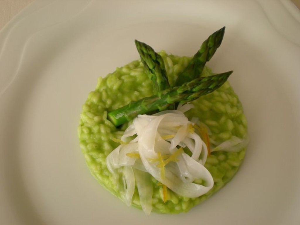 Riso Carnaroli, asparagi di Sàntena, Julienne di calamari e scorzette di limone candito