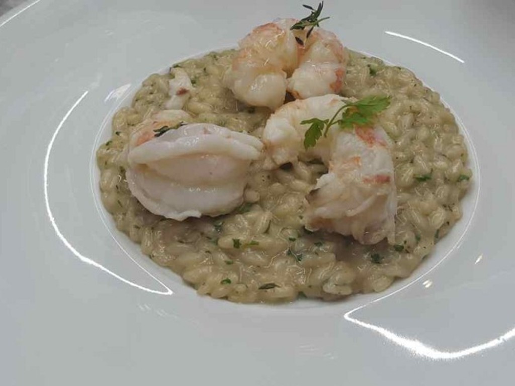 Riso mantecato alle erbe, scampi saltati