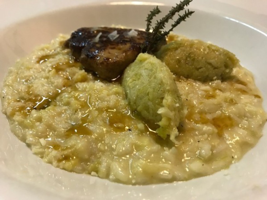 Risotto  con battuto di verza e grana, scaloppa di fegato grasso d'oca e tartufo bianco