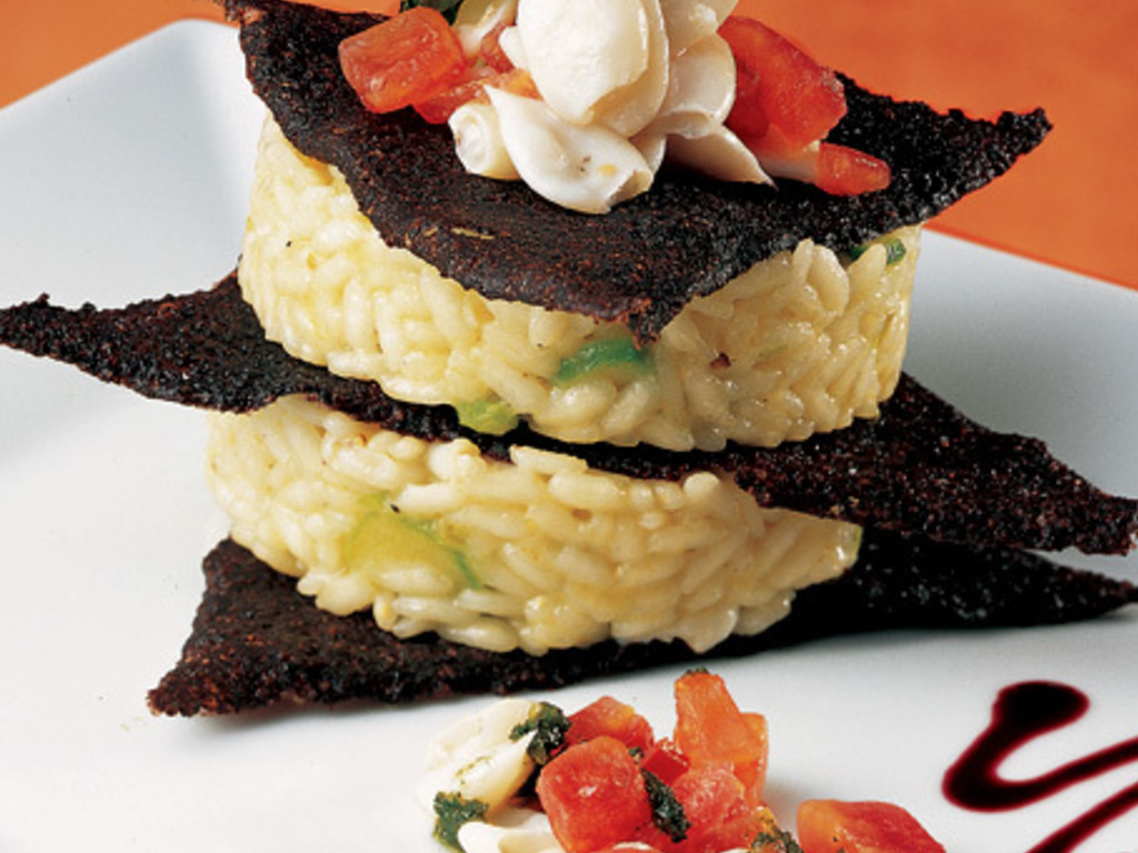 Risotto ai calamaretti e basilico con cialde alla farina di riso nero