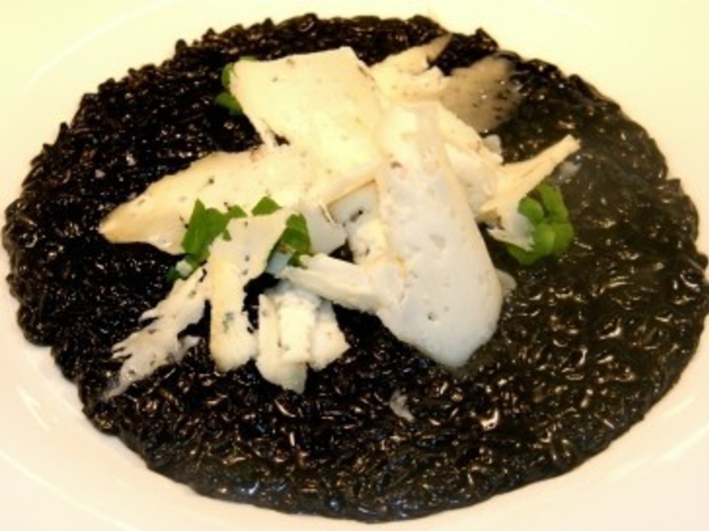Risotto al nero di seppia e Bisalta blu.