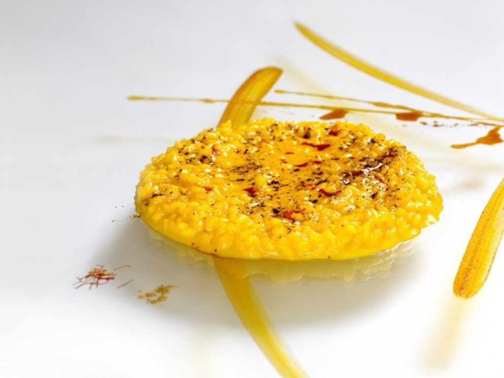 Risotto allo zafferano con polvere di liquirizia