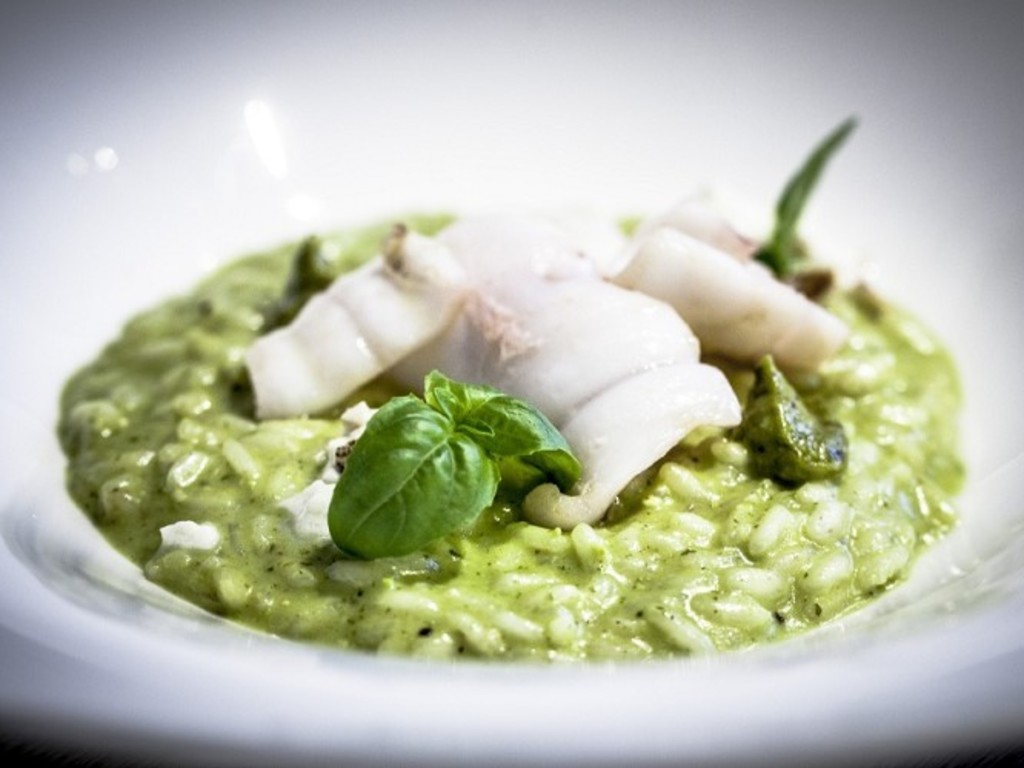 Risotto con pistacchi, basilico, provola e calamaretti
