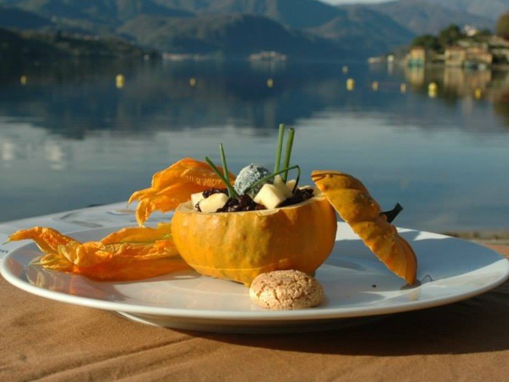 Risotto con zucca gialla gorgonzola dolce e amaretto, all' aceto balsamico tradizionale di Modena