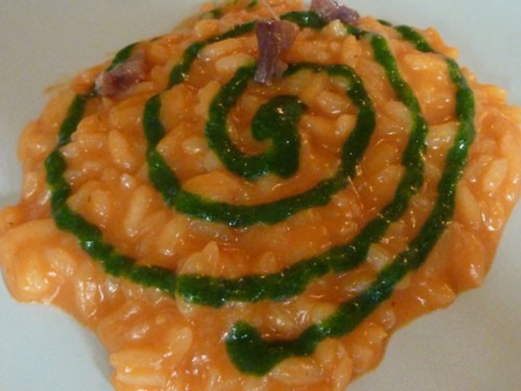 Risotto mantecato ai peperoni rossi, salsa al prezzemolo ed acciughe sottolio