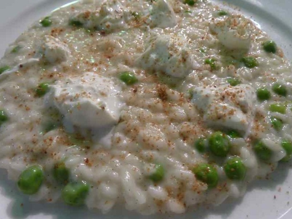 Risotto mantecato con piselli, vaniglia, burrata e polvere di bottarga