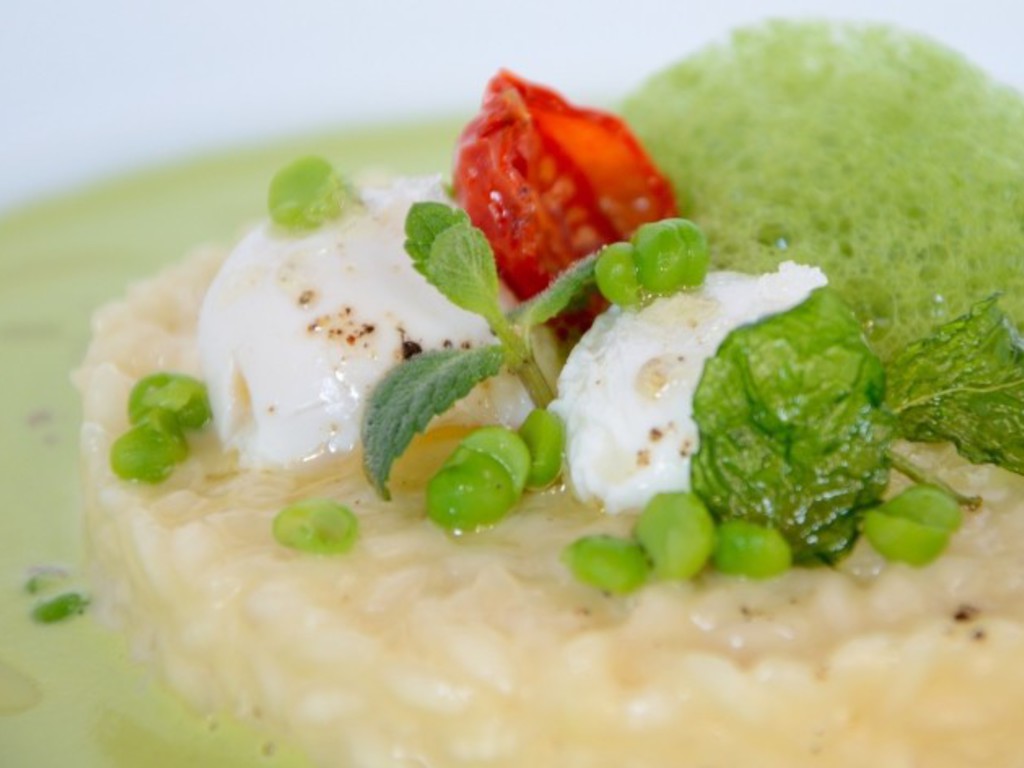 Risotto con crema di piselli, mentuccia, uova di quaglia