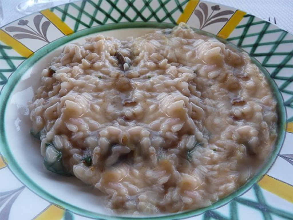 Risotto con fichi, mandorle e foglioline di fragole selvatiche.