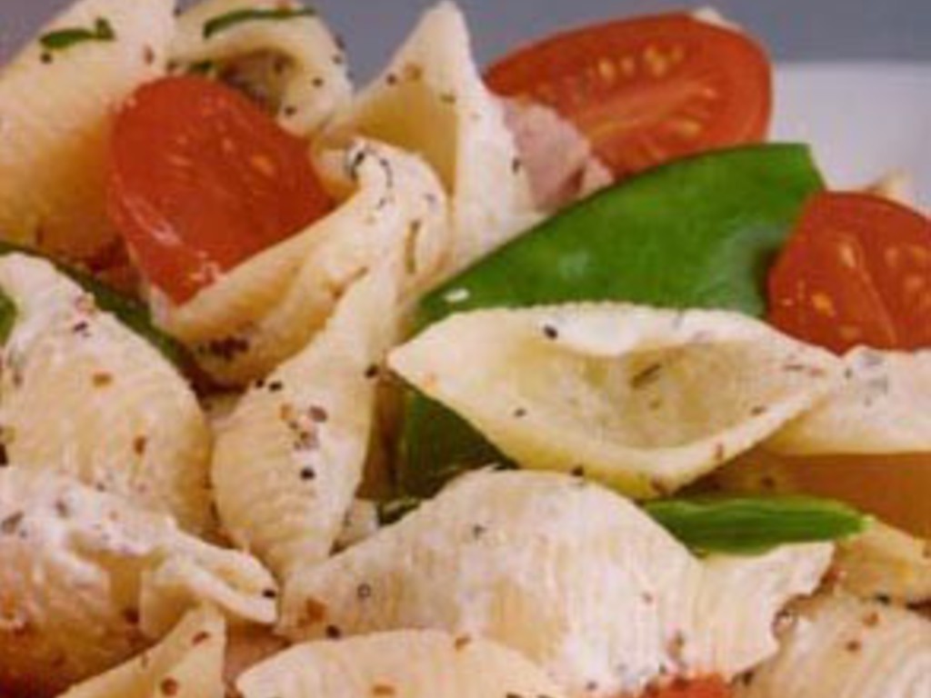 Insalata di conchiglie, ricotta, pomodorini e origano