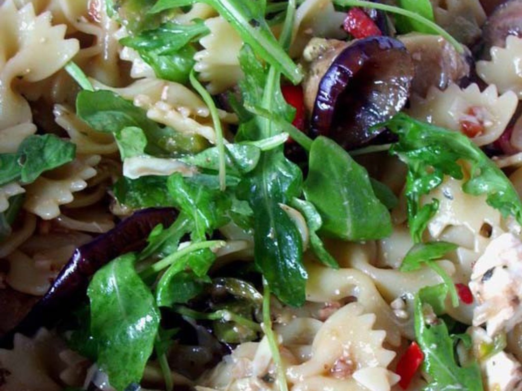 Insalata di farfalle, funghi sottolio e rucola