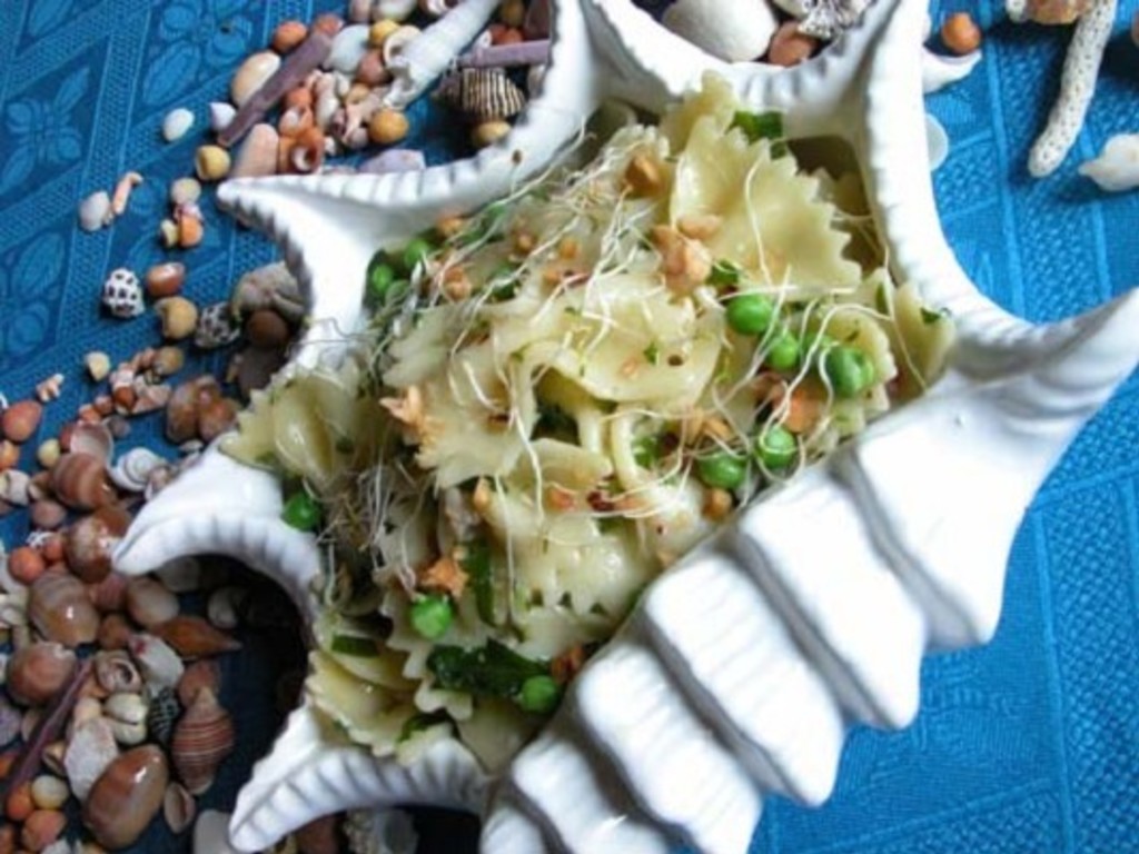 Insalata di farfalle, piselli e nocciole