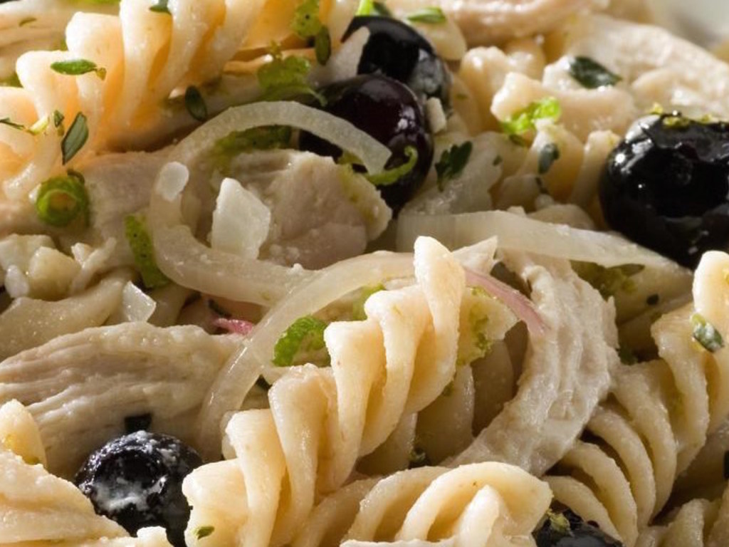 Insalata di fusilli, olive nere, basilico e parmigiano