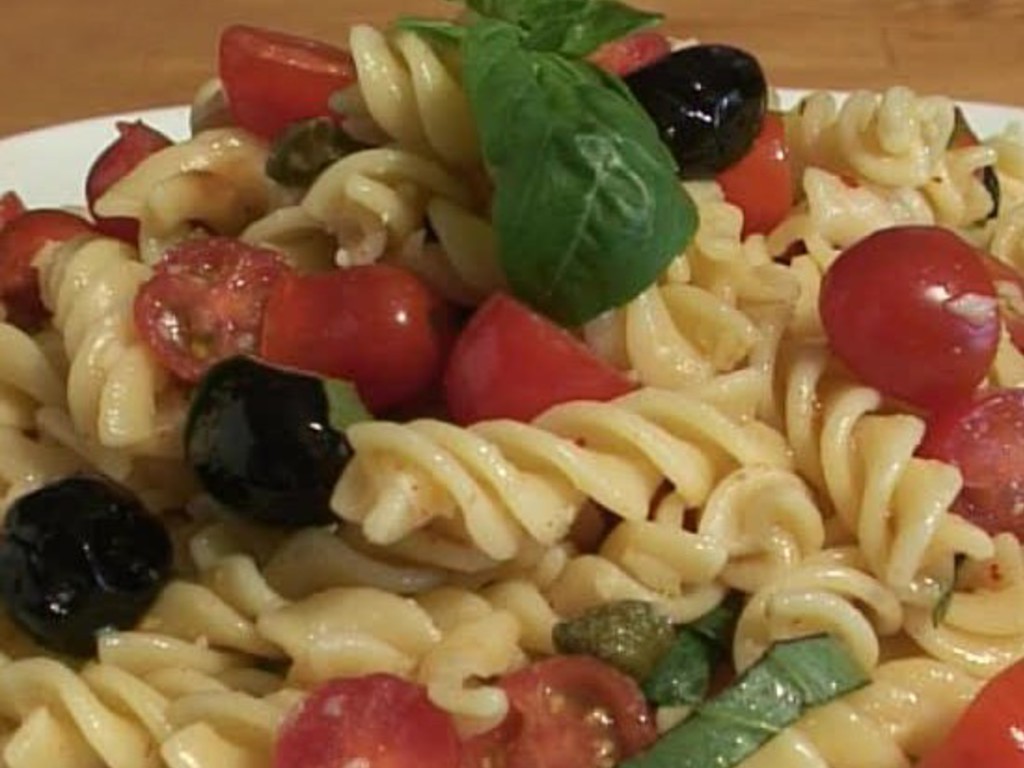 Insalata di fusilli, olive nere, pomodorini, capperi e basilico