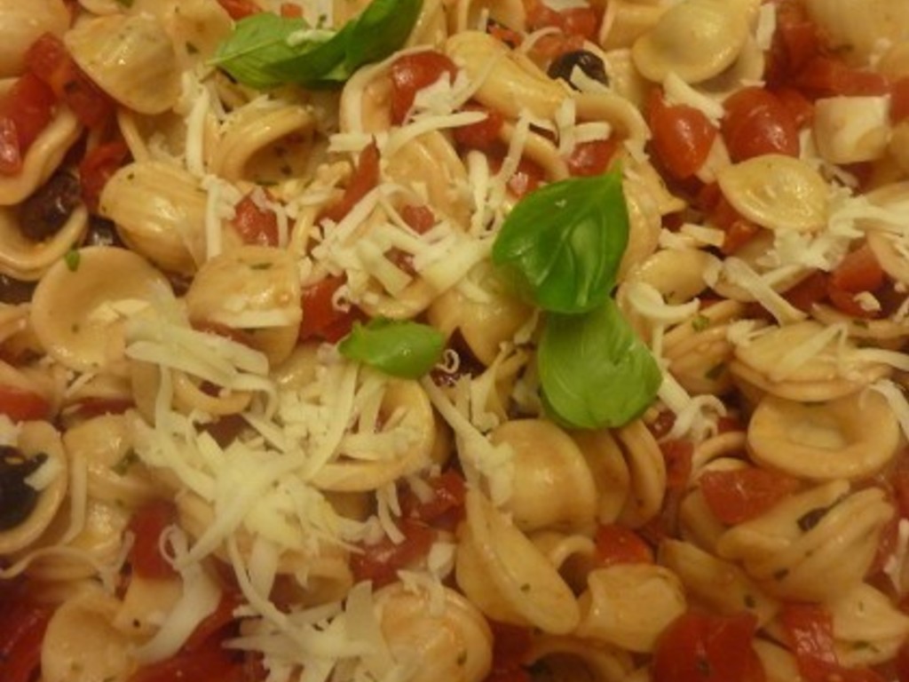 Insalata di orecchiette, pesto, olive e pomodorini