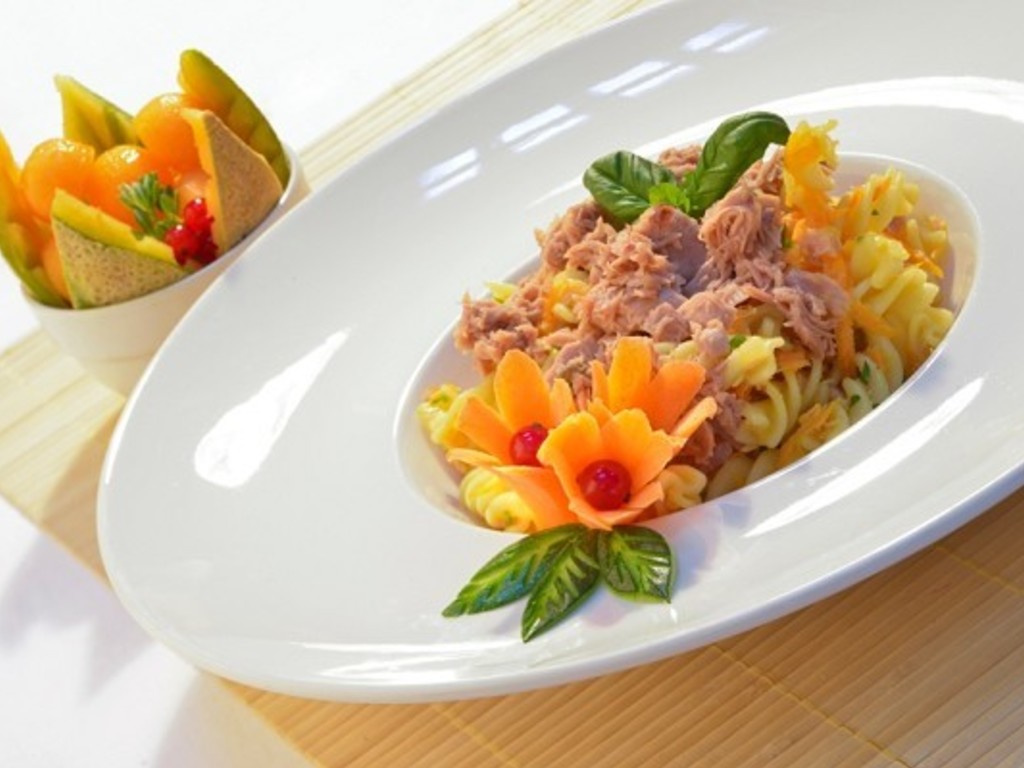 Insalata di pasta fredda con tonno e carote