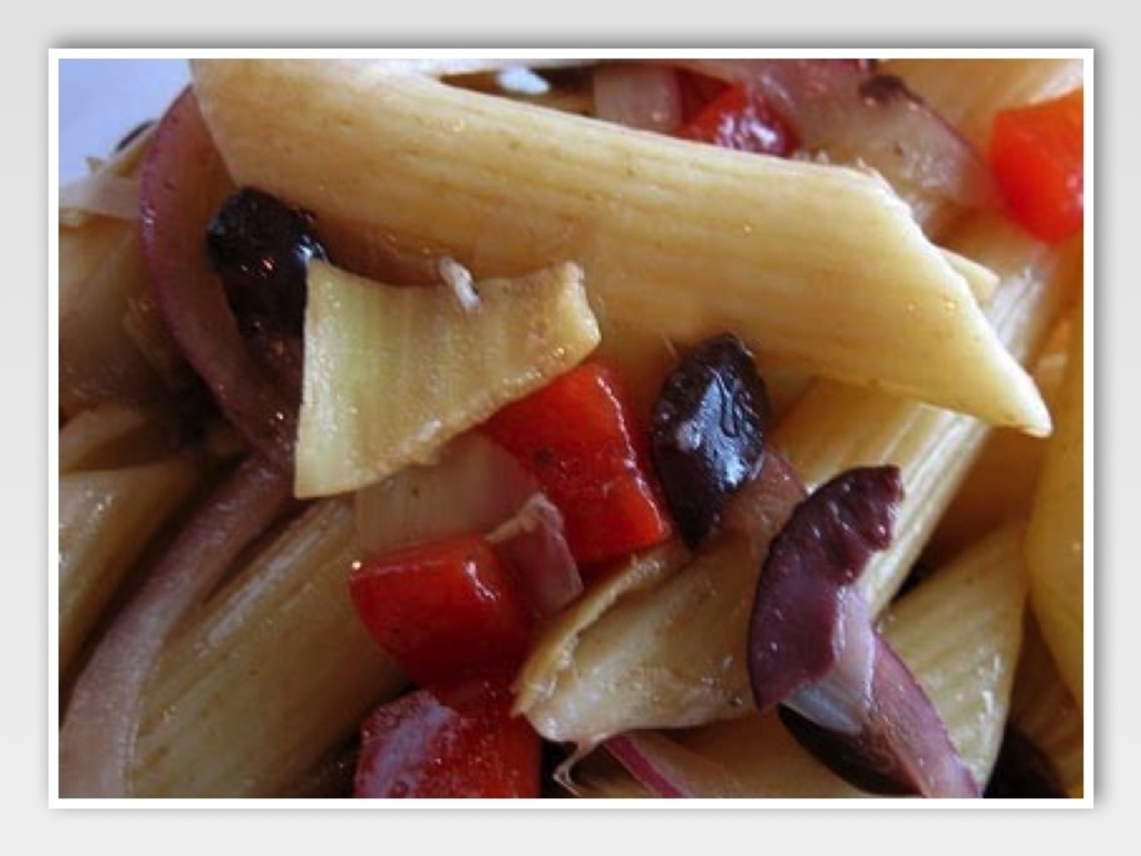 Insalata di penne, olive e pomodori  