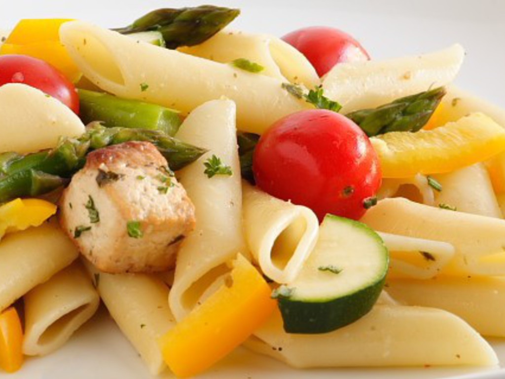 Insalata di penne, pollo e verdure miste
