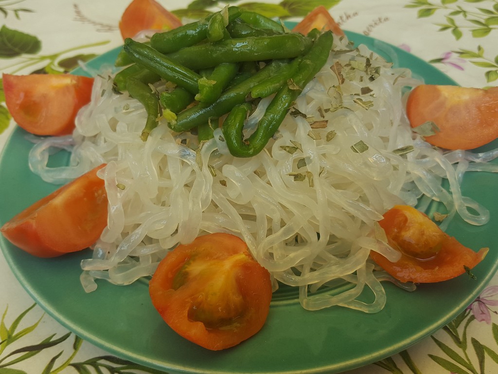 Spaghetti di Shirataki con pomodorini e fagiolini in insalata