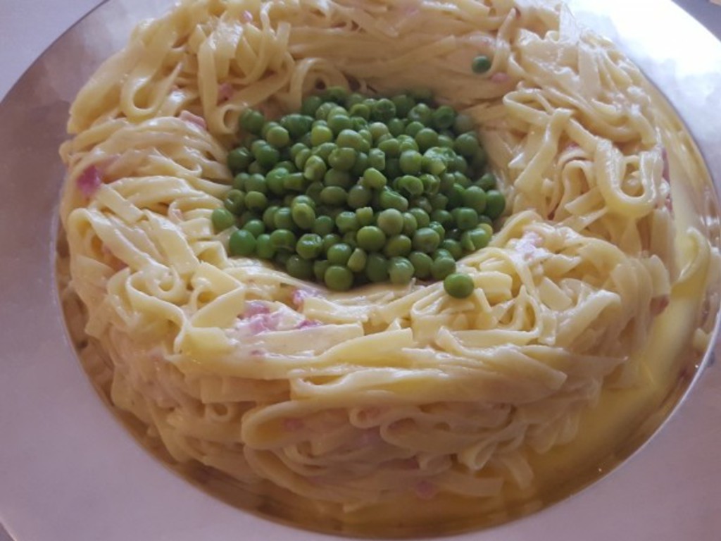 Anello di tagliatelle con prosciutto cotto e pisellini