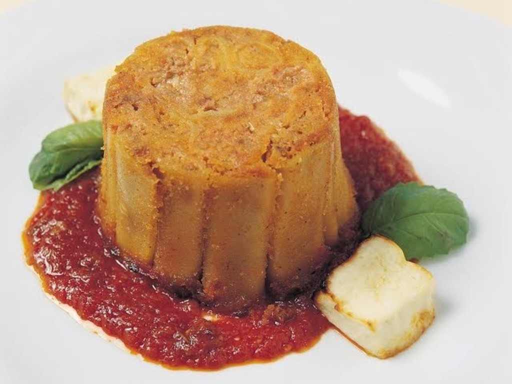 Timballo di candele in piedi al ragù napoletano