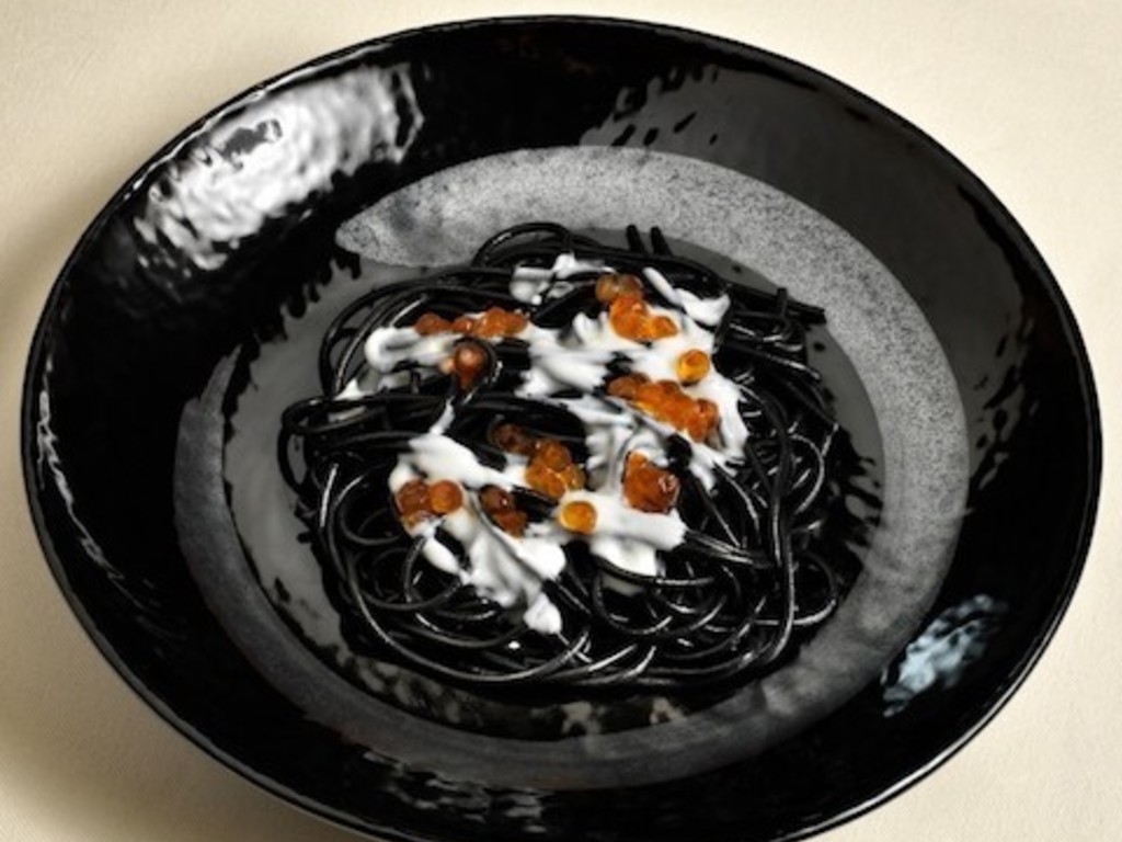 Spaghetti al nero di seppia,  salsa allo yogurt e uova di salmone