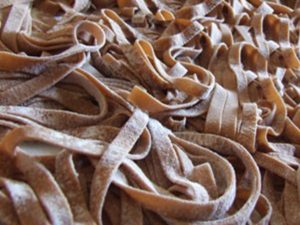 Tagliatelle al cacao in nido con ovoline di mozzarella